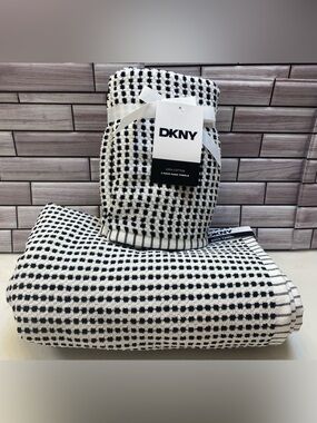 DKNY ❤️Cotton (1) Bath & (2)Hand Towel Set Black White Pattern NWT